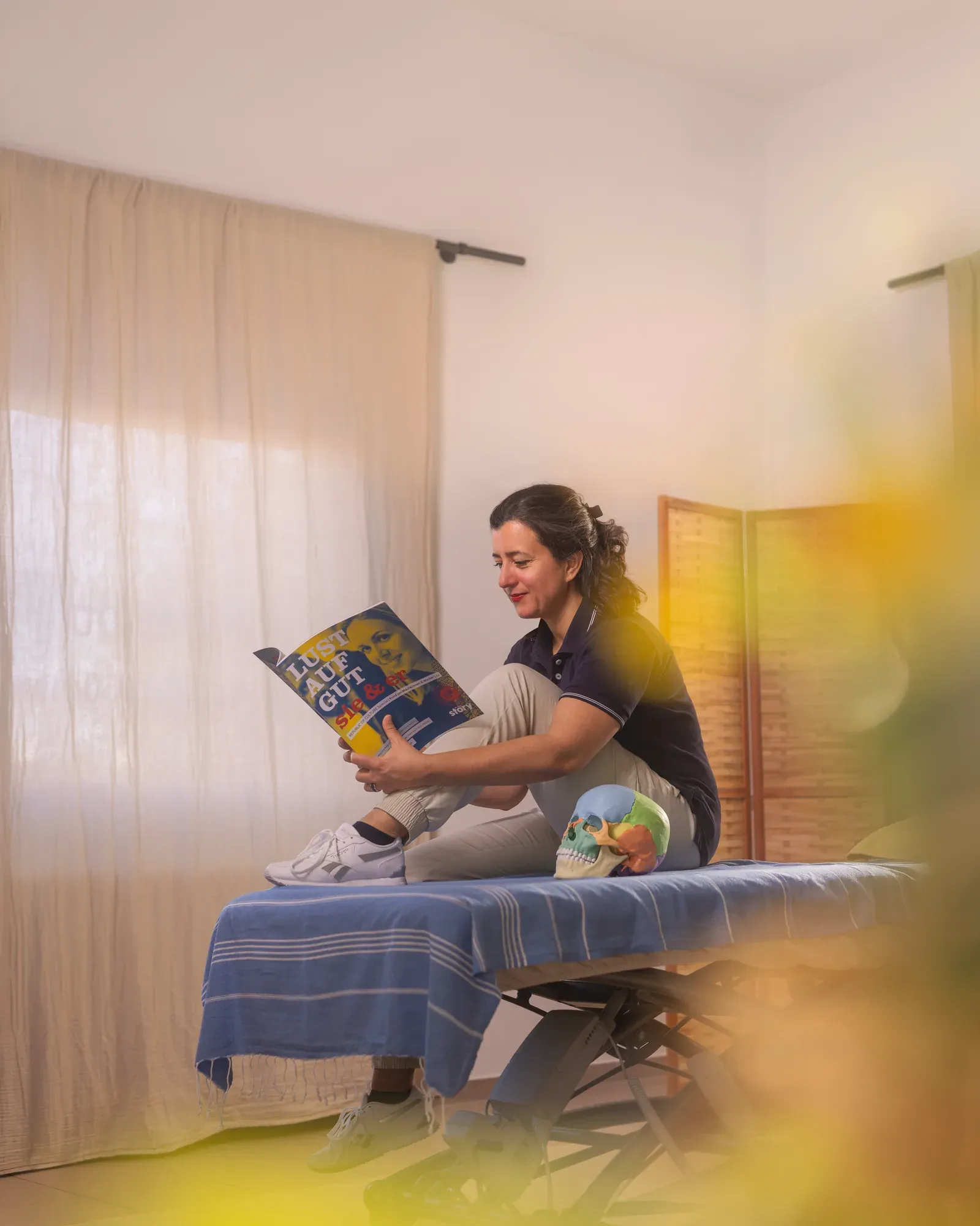 Nadine Winter sitzt in ihrer Osteopathie-Praxis