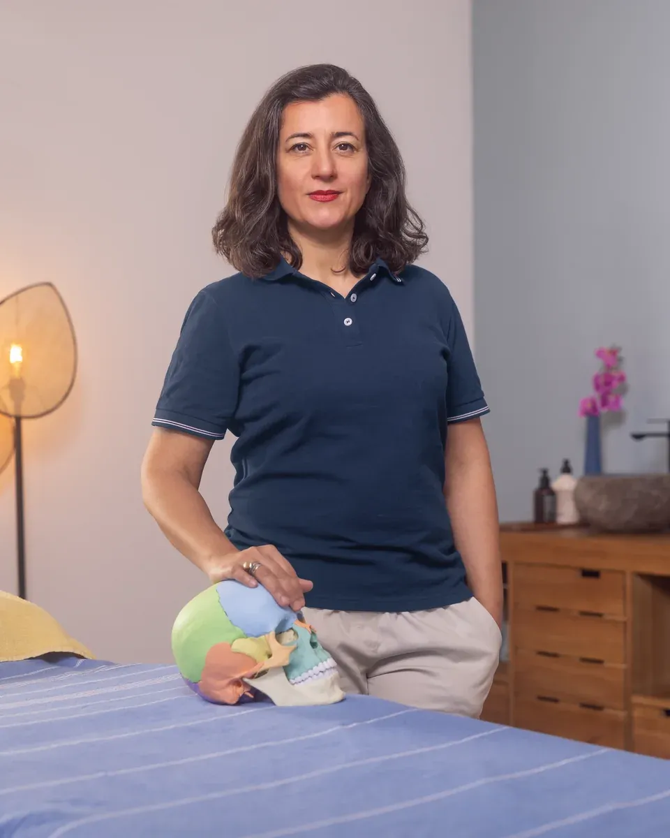 Nadine Winter in ihrer Praxis mit einem anatomischen Schädelmodell