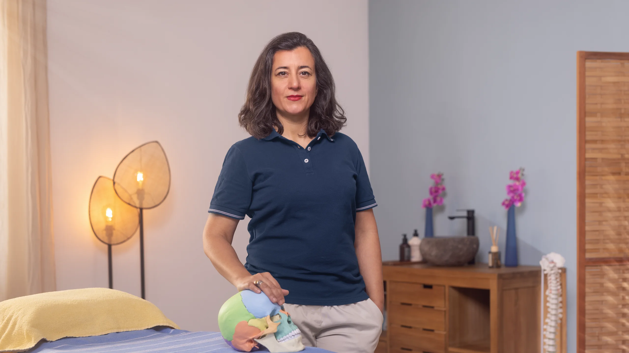Nadine Winter in ihrer Praxis mit einem anatomischen Schädelmodell